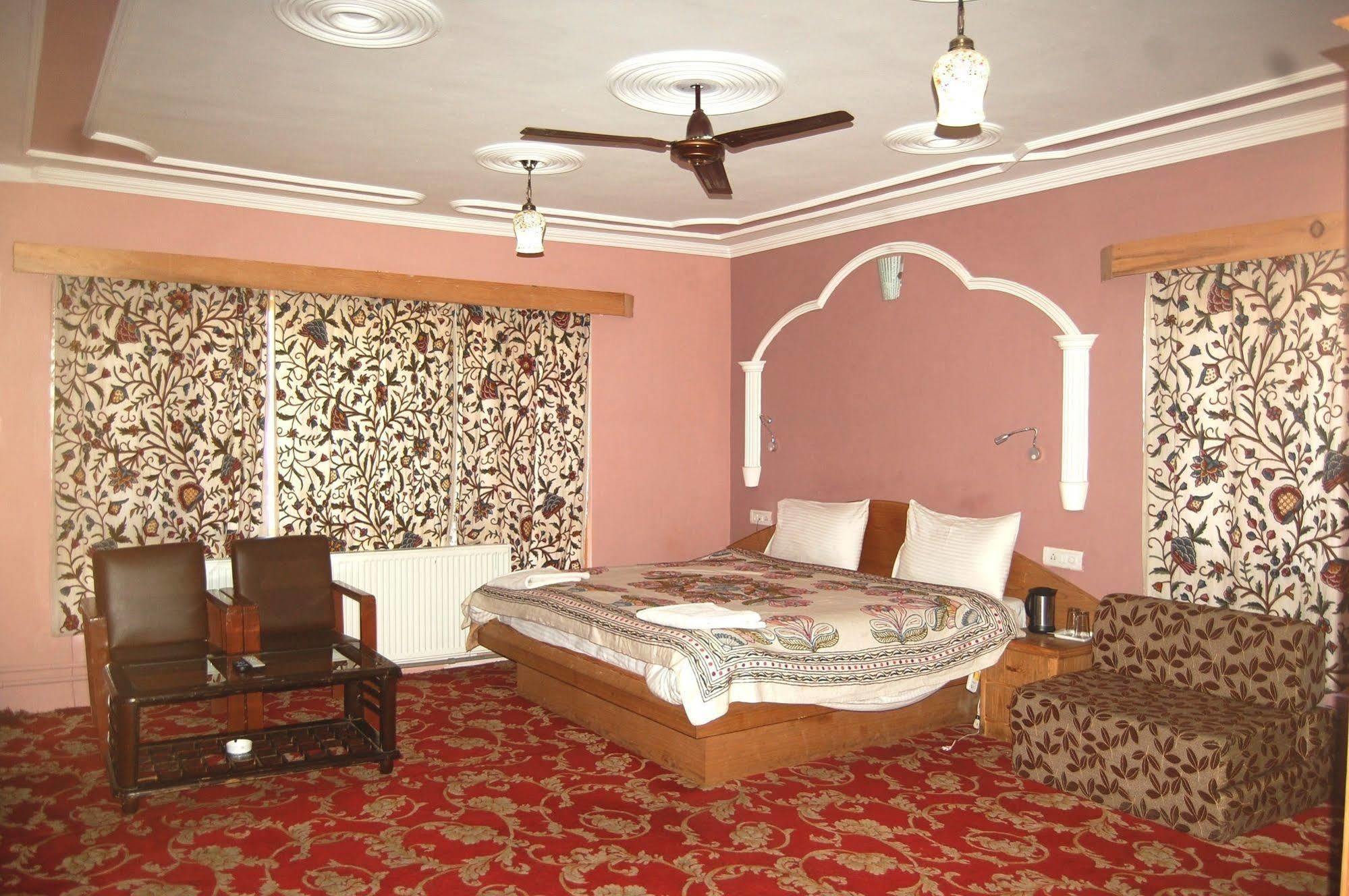 Hotel Paradise Inn Pahalgām Buitenkant foto