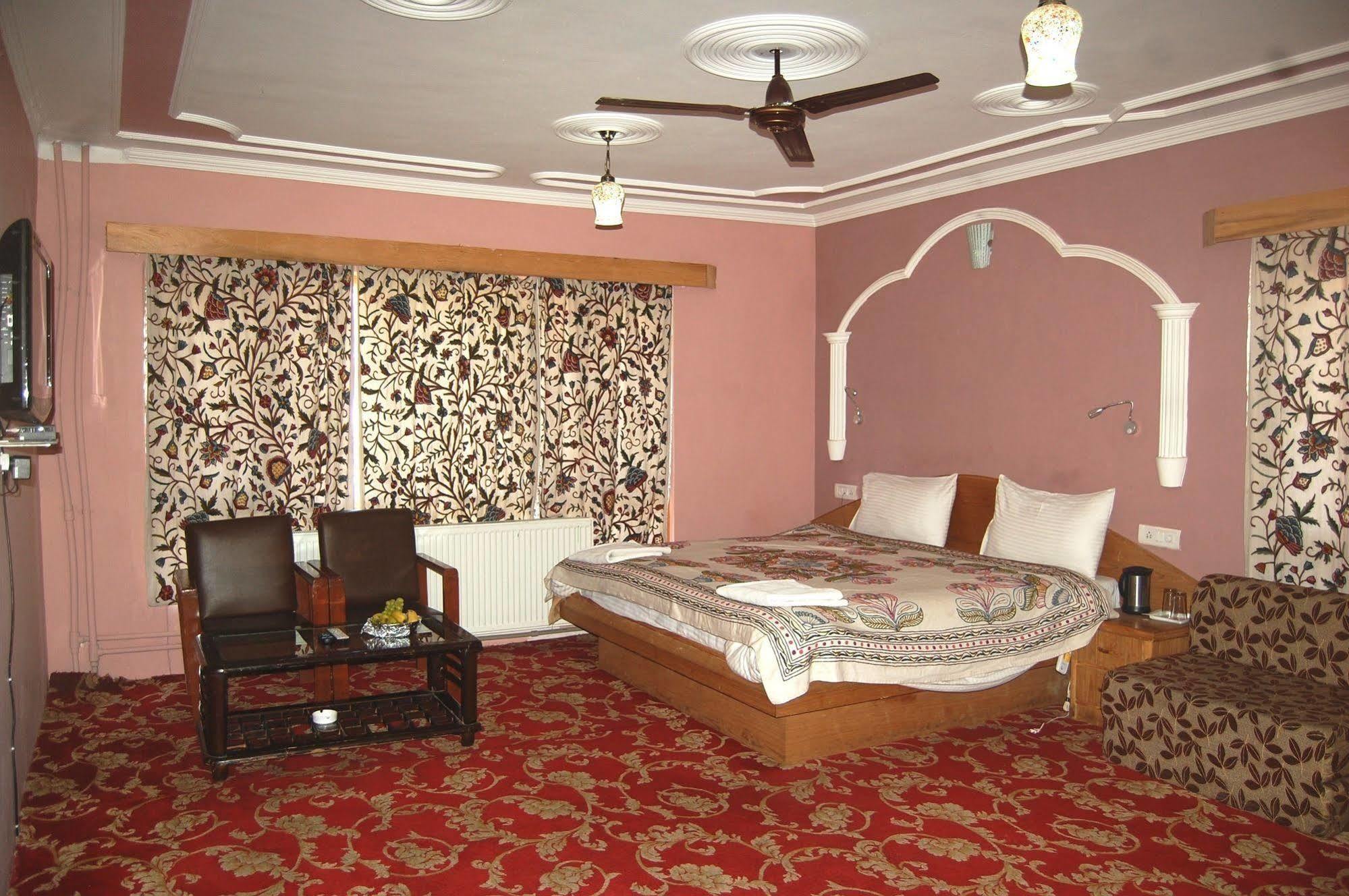 Hotel Paradise Inn Pahalgām Buitenkant foto