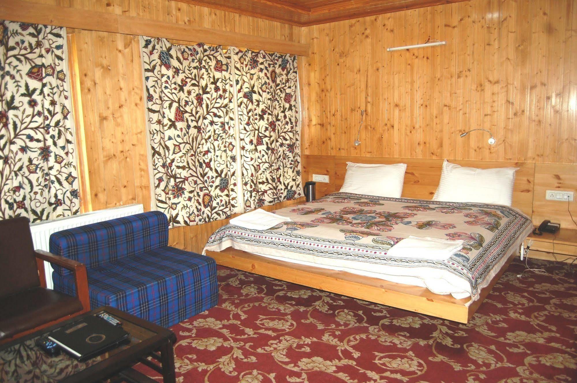 Hotel Paradise Inn Pahalgām Buitenkant foto