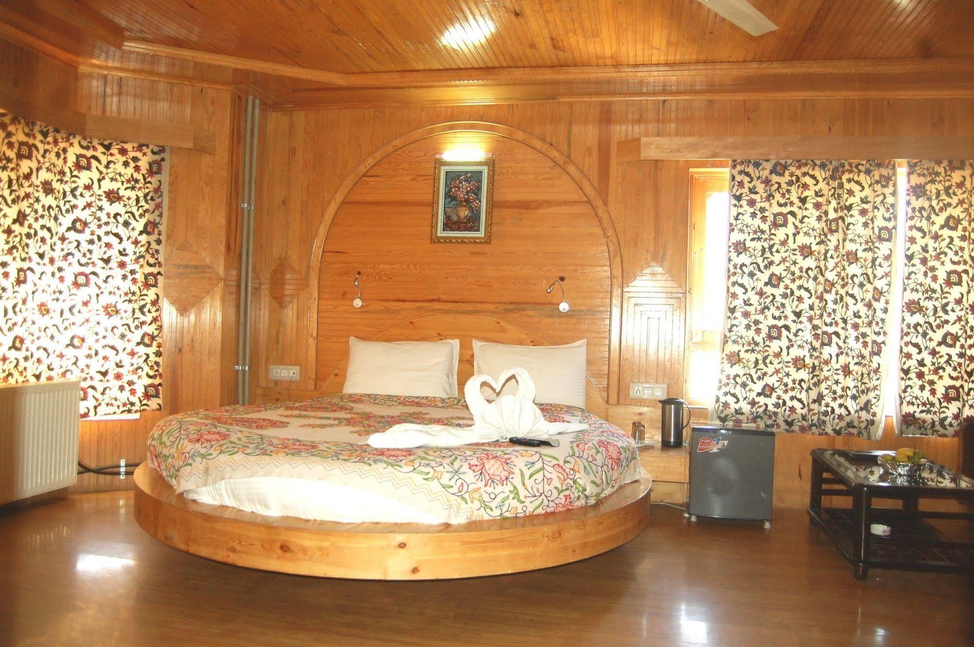 Hotel Paradise Inn Pahalgām Buitenkant foto
