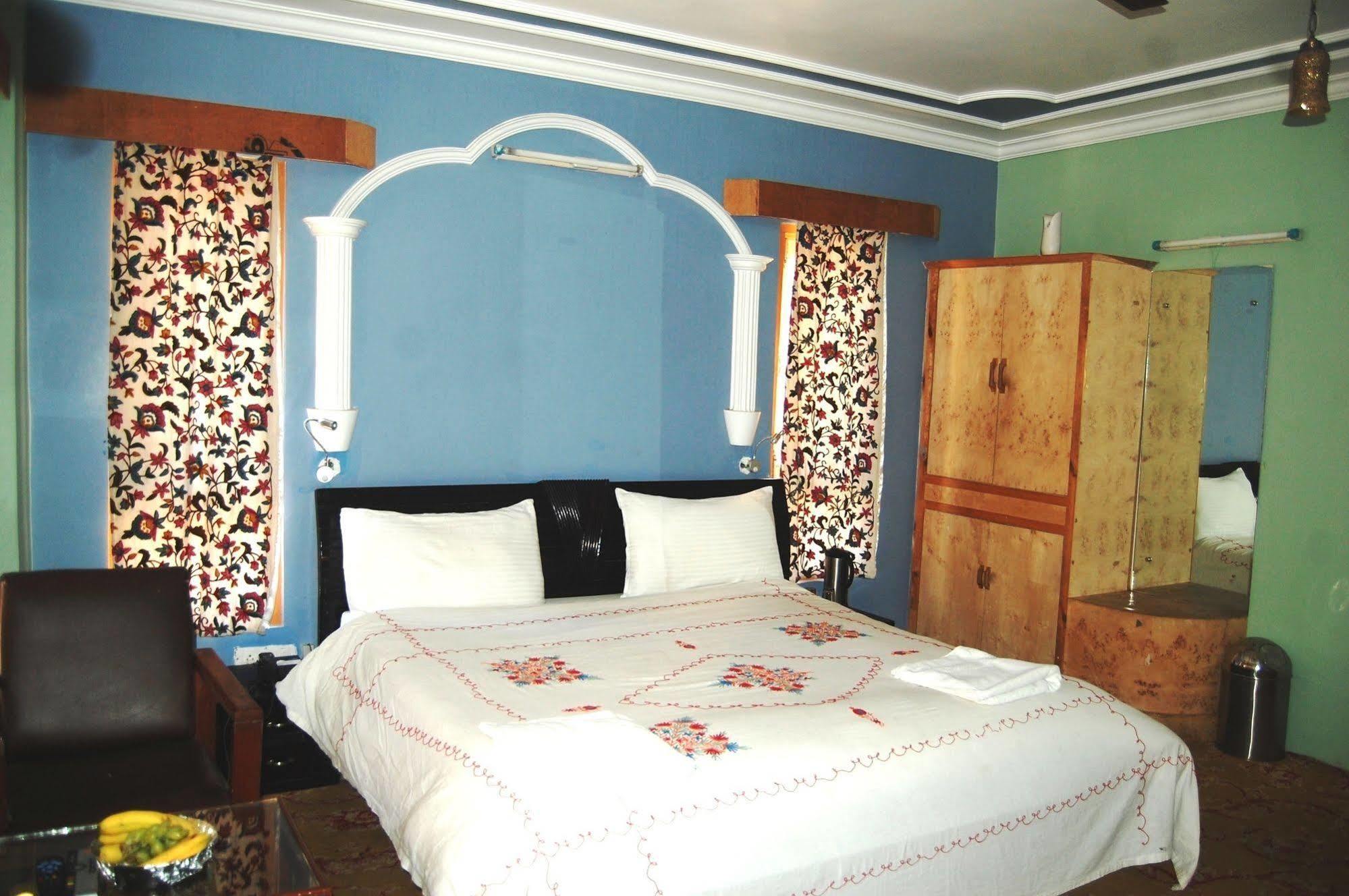 Hotel Paradise Inn Pahalgām Buitenkant foto