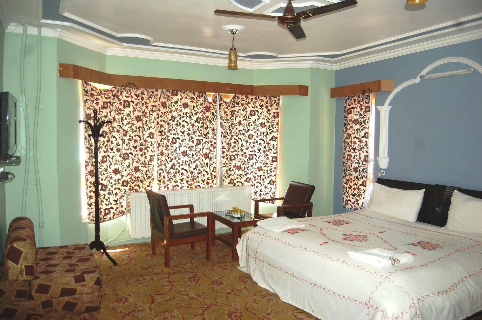 Hotel Paradise Inn Pahalgām Buitenkant foto